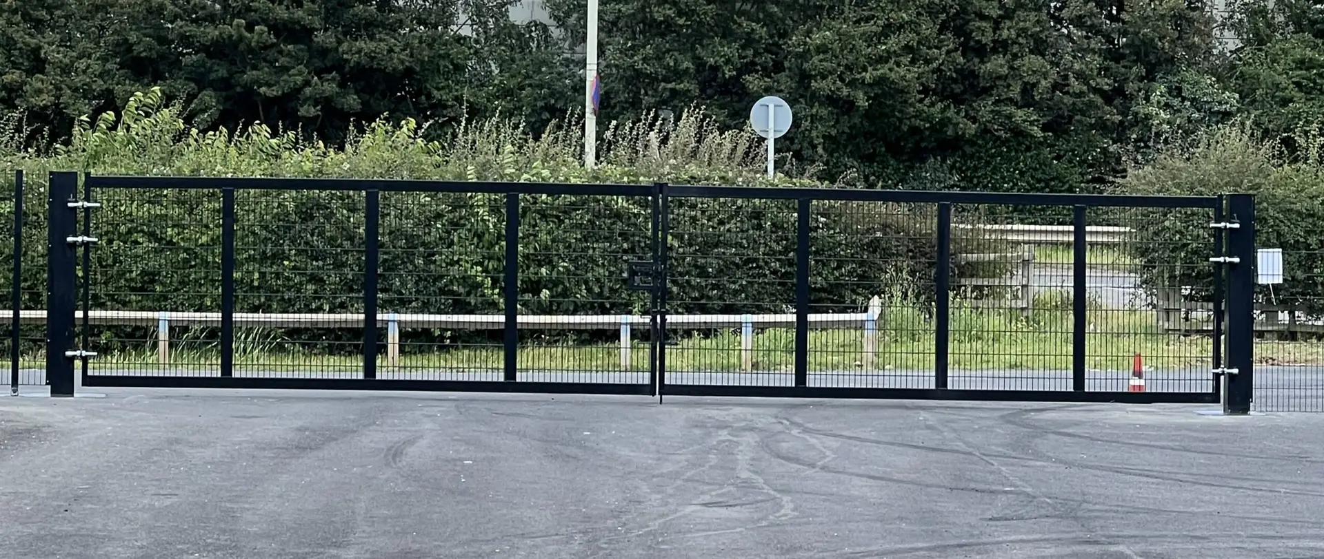 Installation of high-quality mesh security fencing at the Zeiss air conditioning & chillers facility Lutterworth